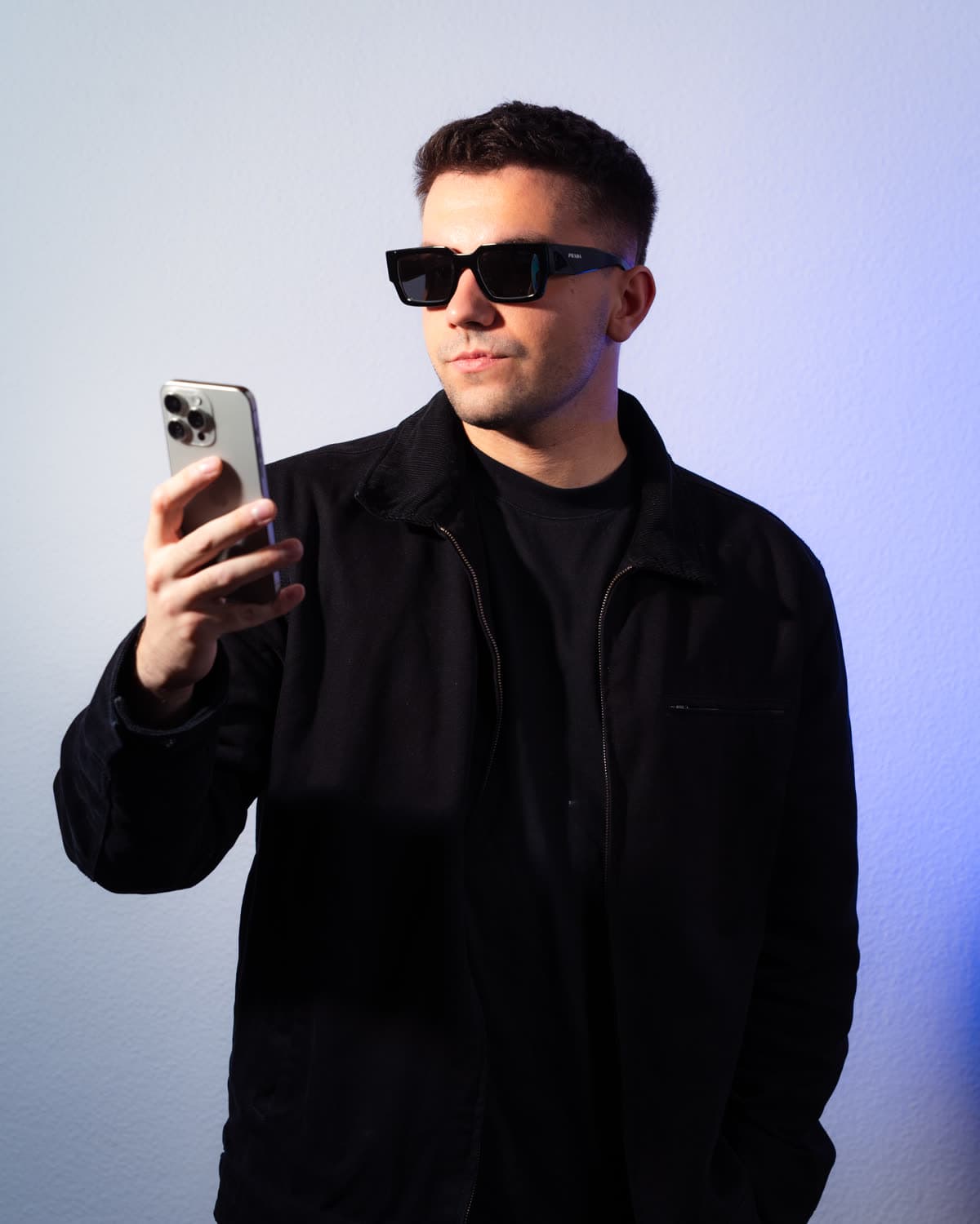 DJ MVM mit Smartphone — Anfragen kommen direkt bei ihm an