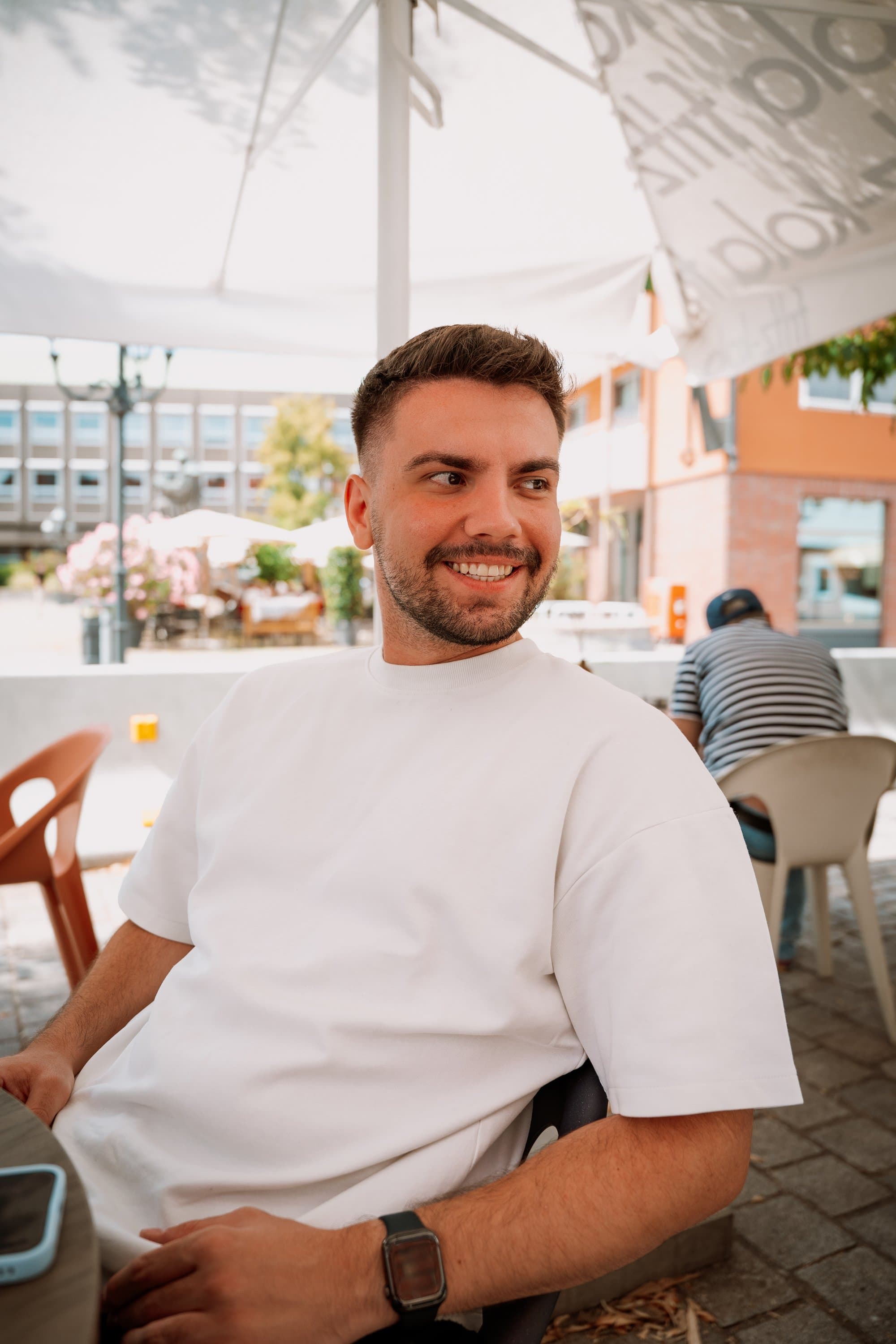 DJ MVM — entspannt im Café in Nürnberg