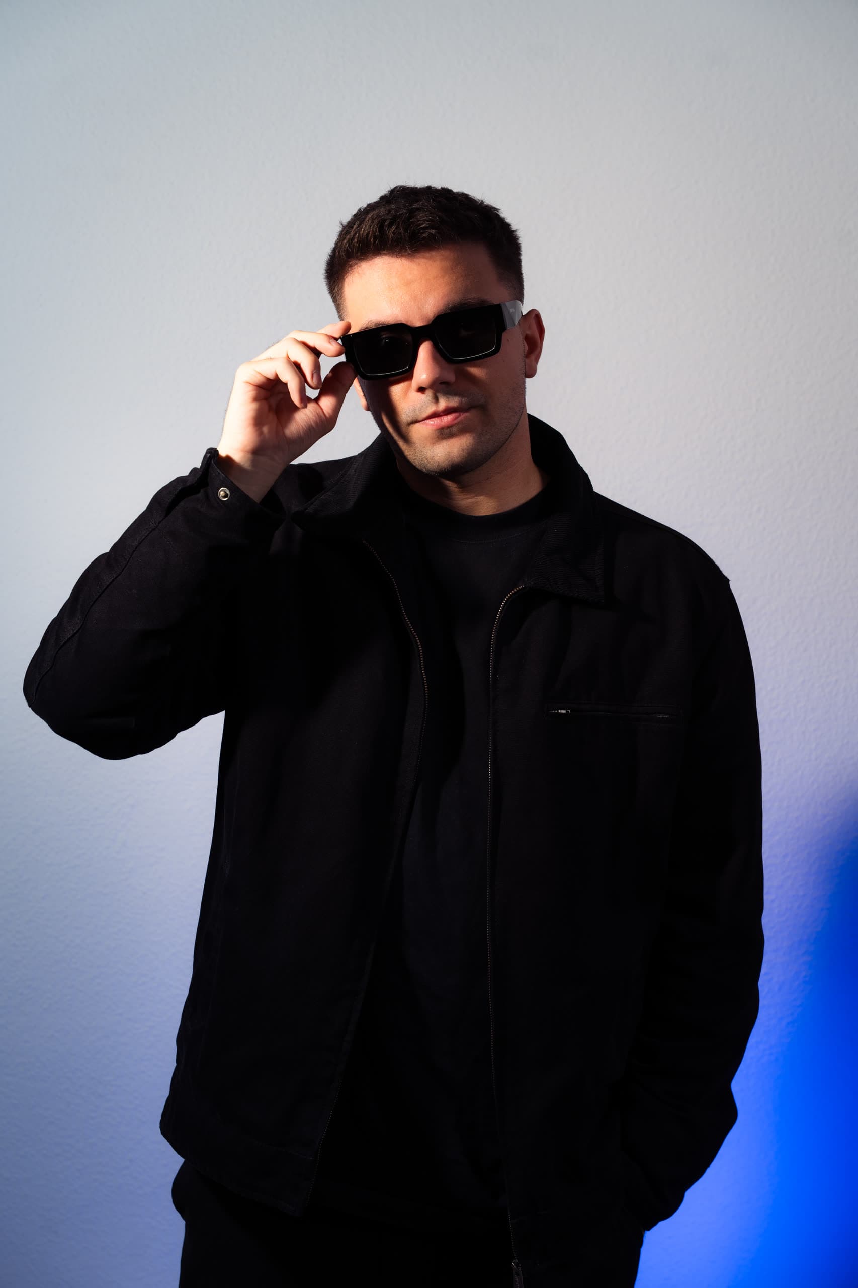 DJ MVM Studio-Portrait mit Sonnenbrille