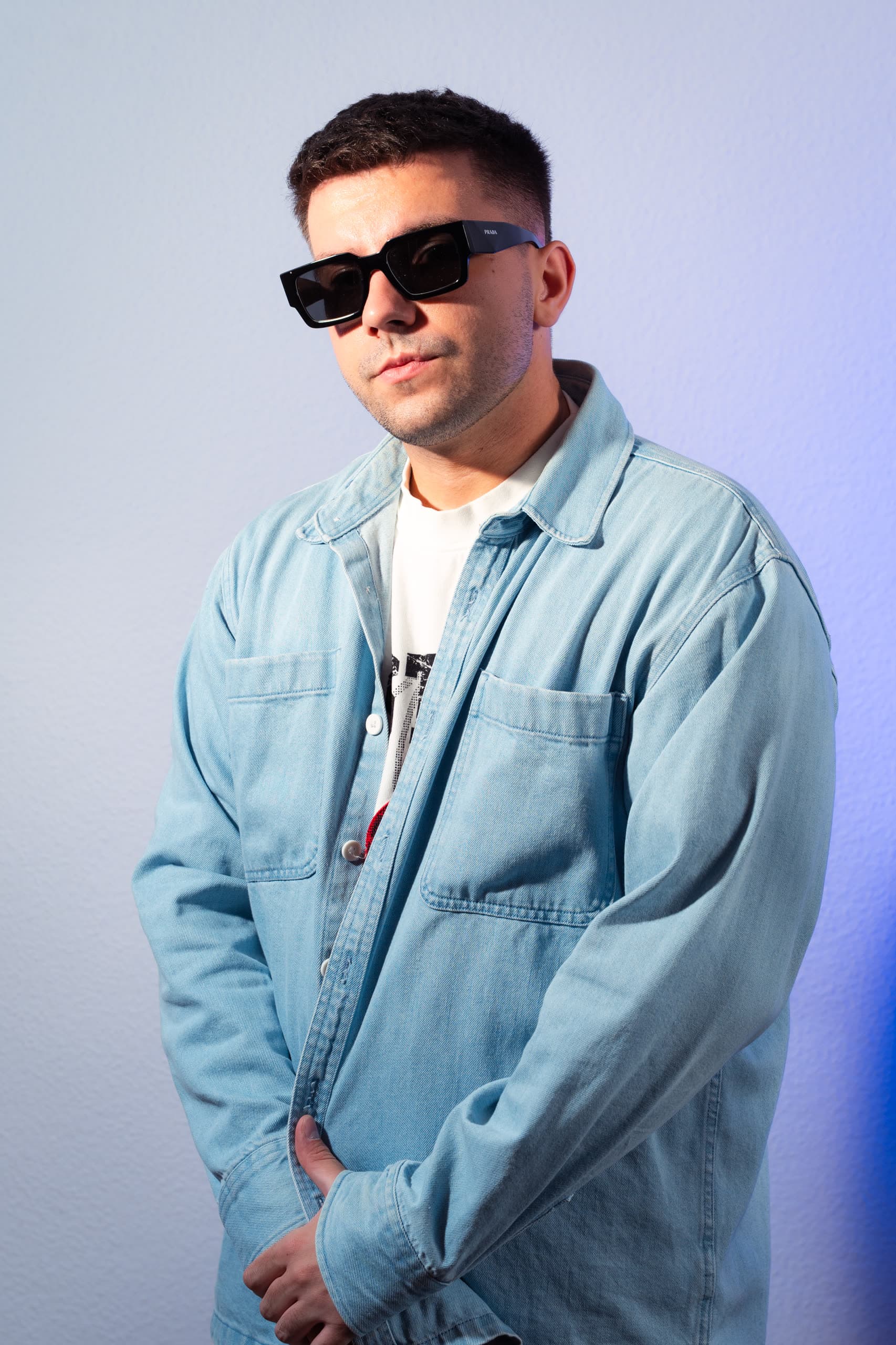 DJ MVM im hellblauen Jeanshemd