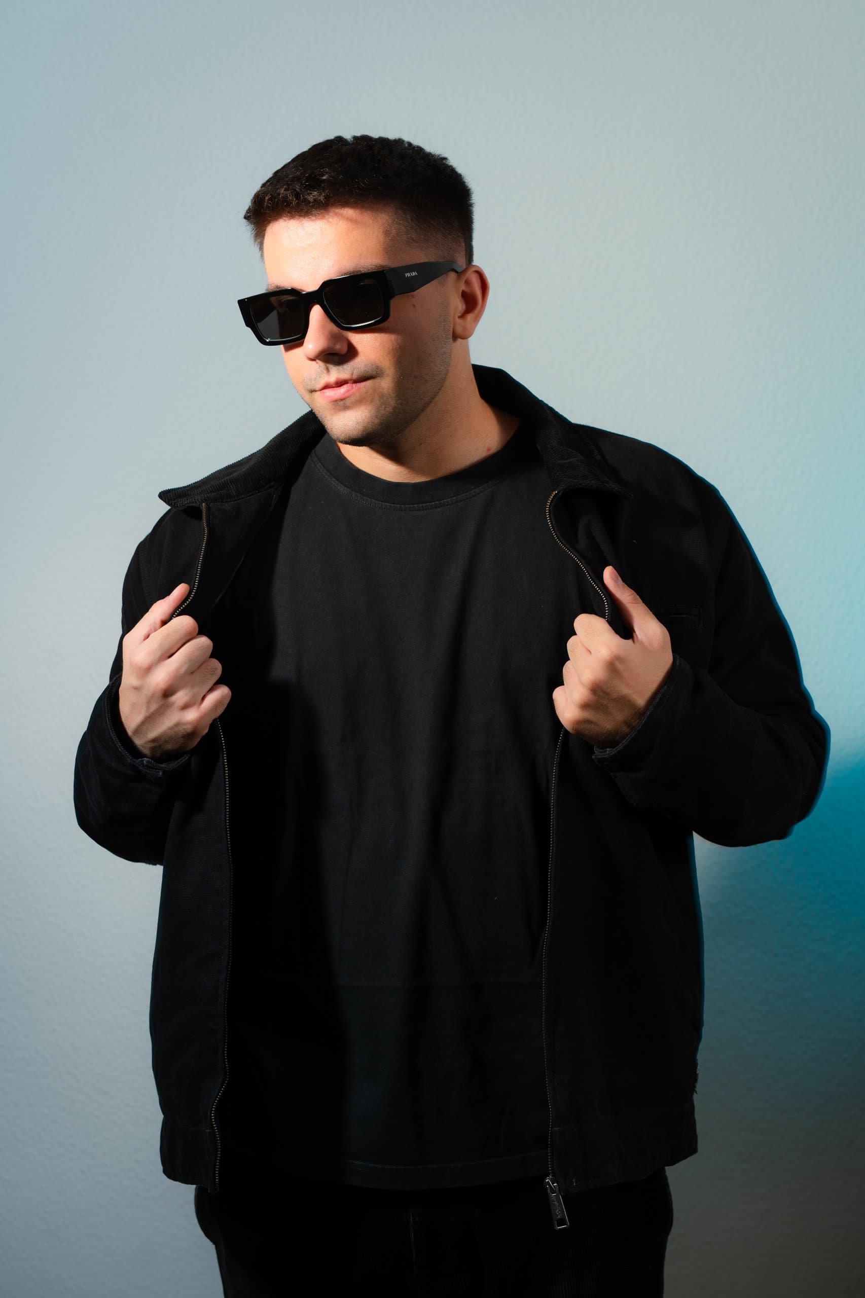 DJ MVM in offener schwarzer Jacke