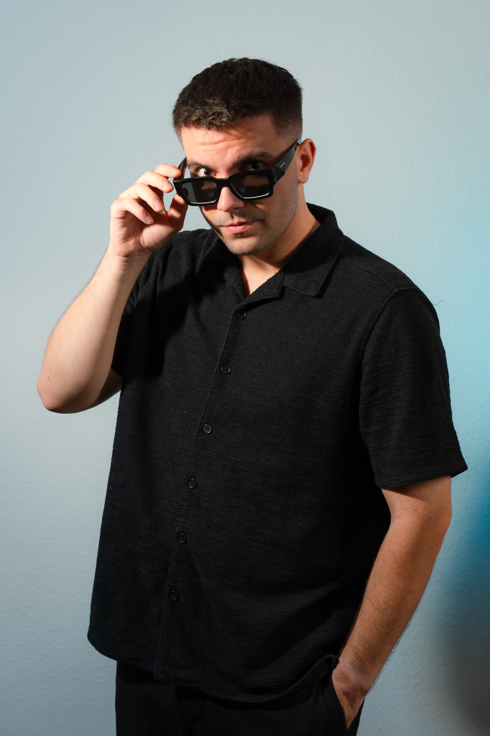 DJ MVM im schwarzen Kurzarmhemd