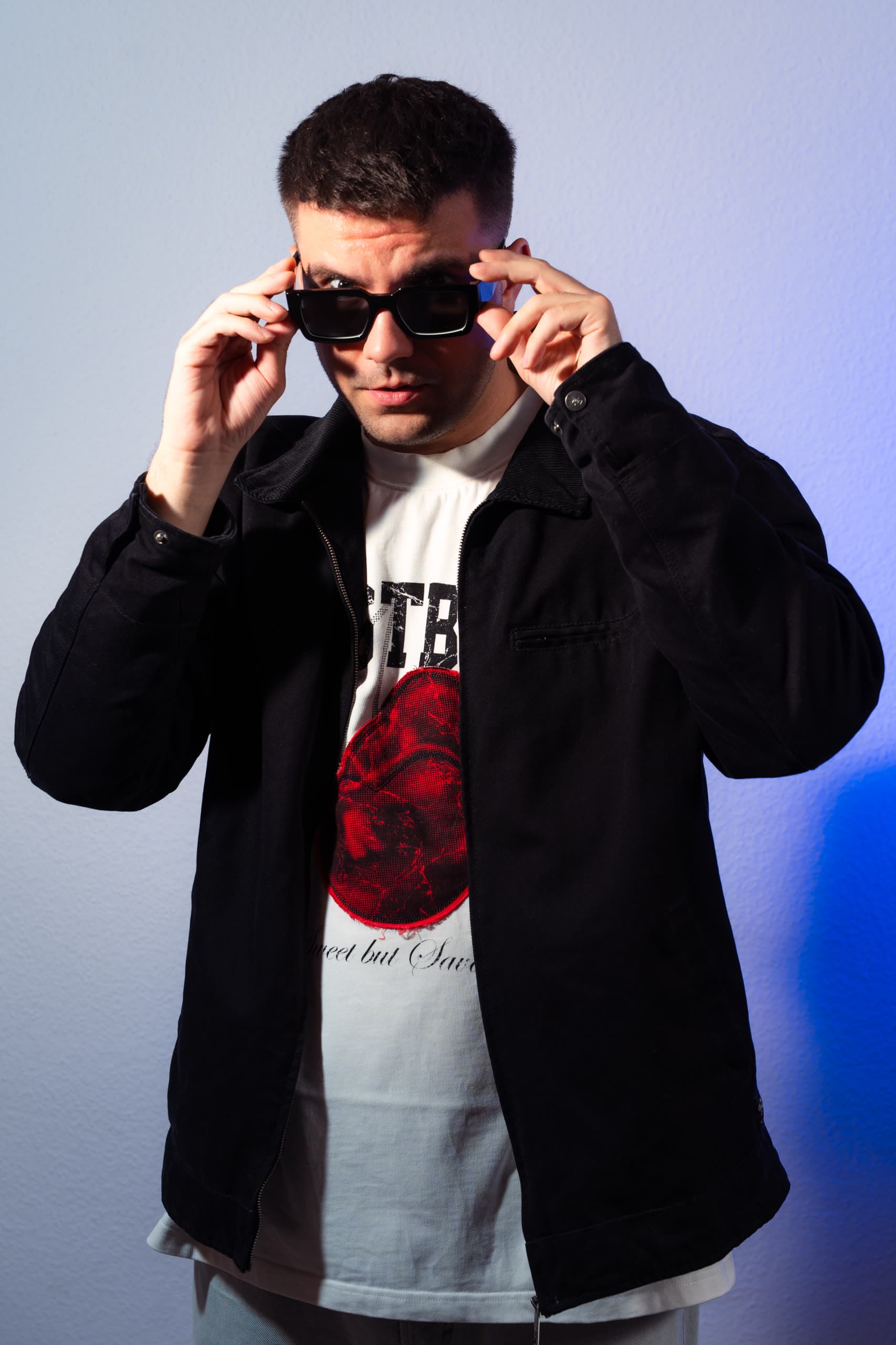 DJ MVM im Shirt mit Print unter schwarzer Jacke